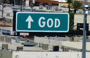 panneau où est inscrit 'GOD' avec une flèche indiquant le ciel.
